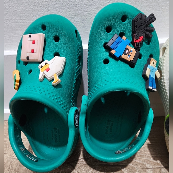 CROCS Kid's Classic Glow Alien Clog/Zuecos Classic Green Size 6 and 7 - Picture 8 of 16